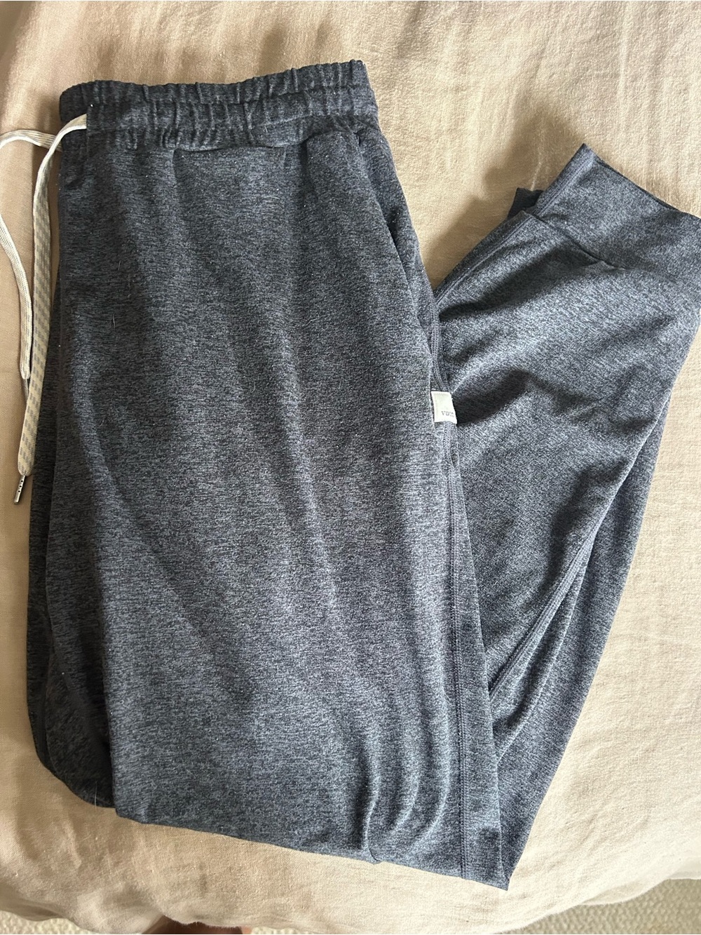 Vuori women’s Charcoal Heather Jogger Sweatpants